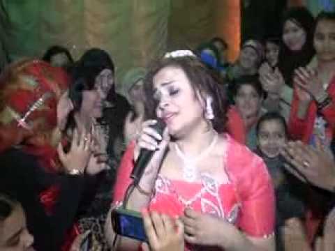 شاهد بالفيديو عروس تغني لخطيبها في فرح شعبي