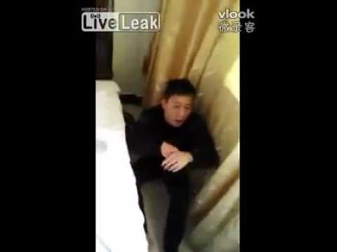 بالفيديو خان زوجته فعاش أصعب دقائق أمام عشيقته