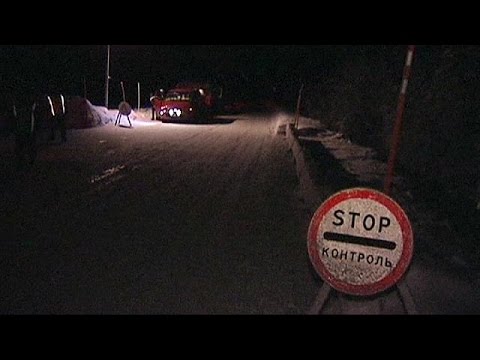 شاهد لاجئون يحاولون الدخول إلى فنلندا عبر الحدود الروسية