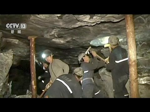 شاهد سبعة عشر عاملًا عالقين داخل منجم