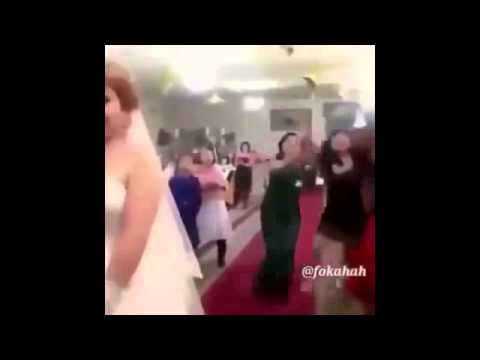 شاهد معركة بين 4 فتيات لالتقاط باقة زهور