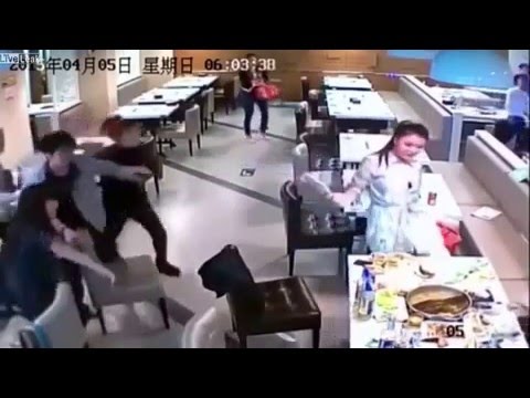 شاهد  لقطات مثيرة لمشاجرة داخل مطعم صيني