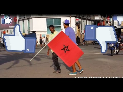 شاهد ردة فعل المغاربة عند رمي علم المغرب أمامهم