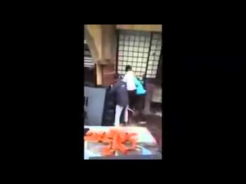 فيديو عصابة بالدار البيضاء تعتدي على شاب بالسيوف