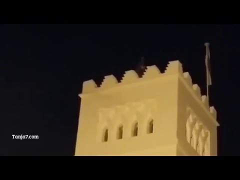شاهدمهاجر أفريقي يهدد بالانتحار