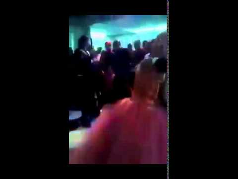 بالفيديو عريس يسقط مع عروسه أثناء الرقص