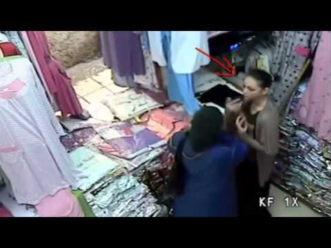 شاهد فتاة تسرق إيراد محل في حمالة صدرها