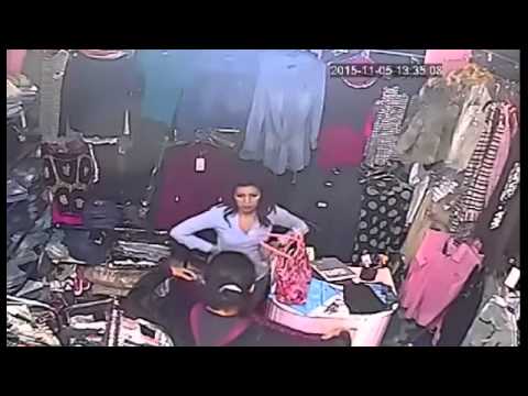 شاهد فتاة تسرق حافظة نقود أسفل عباءتها