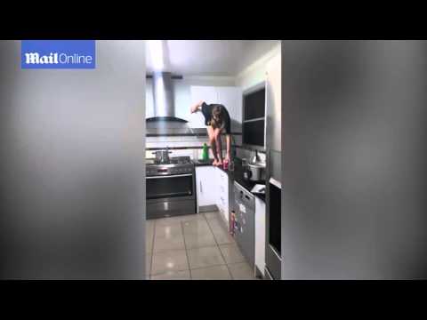 شاهدشاب يرصد لحظات ذعر حبيبته