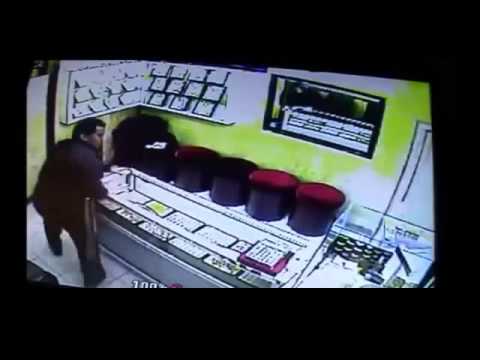 بالفيديو فتاة تخدع صائغًا وتسرق مجوهرات