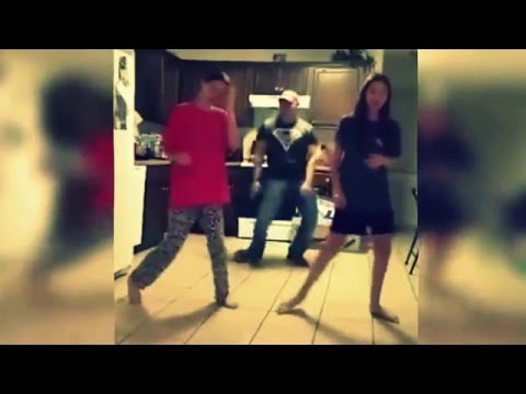 شاهد ماذا فعل أب مع ابنتيه أثناء رقصهما في المطبخ