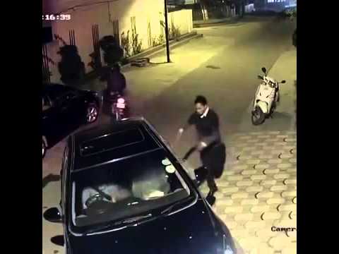 شاهد ماذا فعل لصان بفتاة تقود سيارتها ليلًا