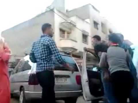 بالفيديو شاب يعتدي على رجل داخل سيارته