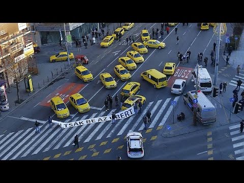 بالفيديو سائقو سيارات الأجرة في بودابست يحتجون ضد أوبير