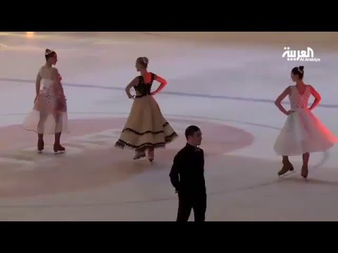 عرض أزياء على الجليد في قلب الصحراء