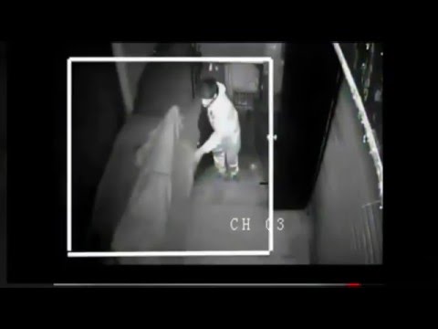 شاهد  لص يطعن حارسًا نائمًا بالسكين