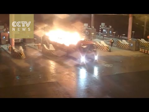 شاهد لحظة اشتعال النيران في شاحنة فجأة على الطريق
