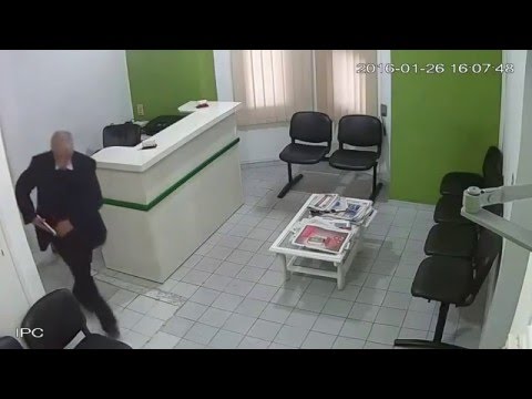 بالفيديو عجوز يبدو عليه الوقار يسرق تابلت من عيادة
