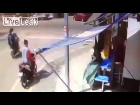 بالفيديو لحظة سقوط رضيعة من دراجة نارية