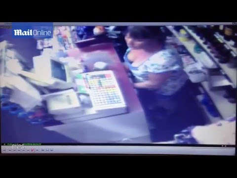 بالفيديو صاحب متجر يفضح عاملة بعد سرقته