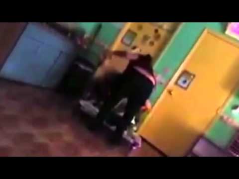 بالفيديو مُربَية تعتدي على طفل بطريقة وحشية