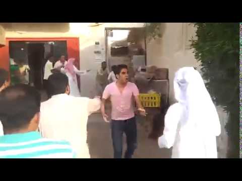 شاهد مضاربة بالعصي بين سعودي ومصري في الرياض