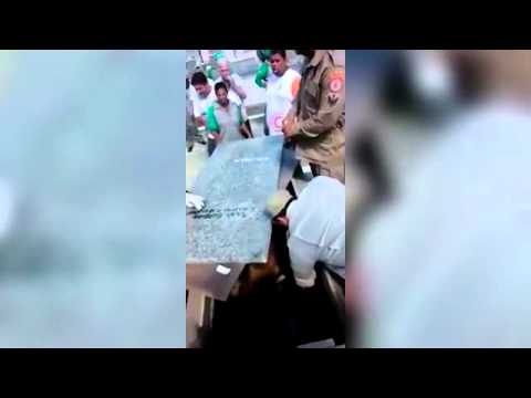 بالفيديو لحطة إخراج رجل مدفون حيا