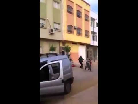 بالفيديو لحظة انتحار شاب من أعلى بناية