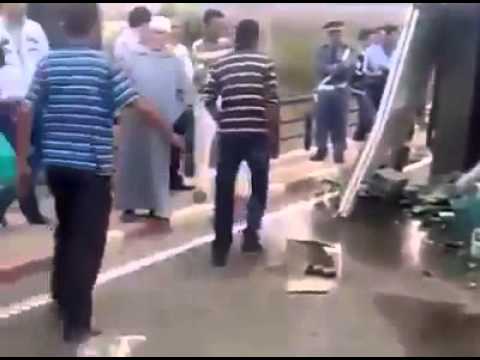 بالفيديو انقلاب شاحنة محملة بالخمور على الطريق الساحلي في الناظور