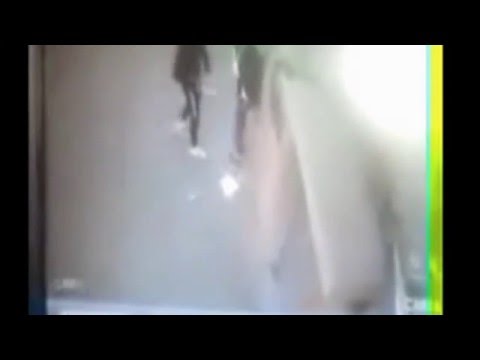 شاهد ماذا فعل شاب مع فتاة حسناء