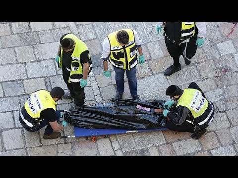شاهد مقتل فلسطيني حاول طعن شرطيين اسرائيليين