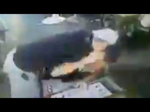 3  شباب يحاولون سرقة زبائن مطعم بحيلة مبتكرة