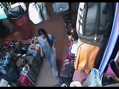 بالفيديو امرأة تسرق حقيبة من أمام متجر