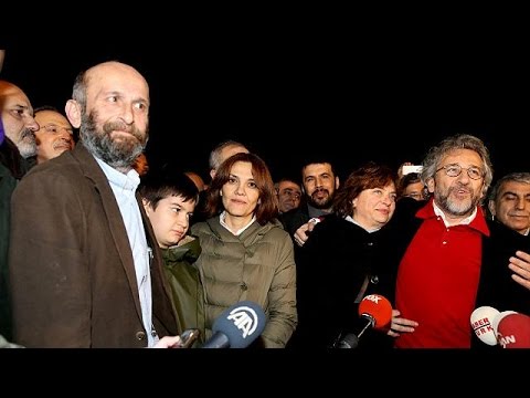 شاهد شركيا تفرج عن صحفيين بعد 3 أشهر اعتقال