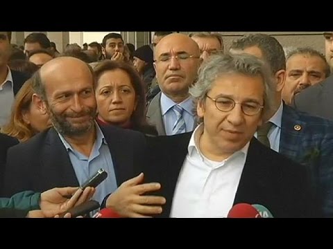شاهد  حقوق الصحفيين دونار وغول تعرضت للانتهاك