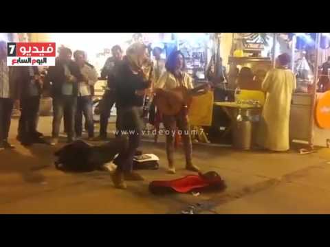 بالفيديو 3 فتيات أجانب يتسولن على الطريقة الأوروبية فى وسط البلد