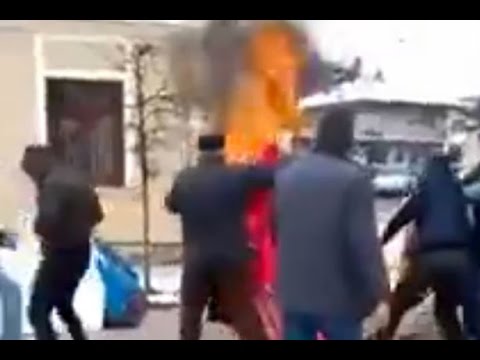 بالفيديو محارب قعيد يشعل النار في نفسه خارج محكمة
