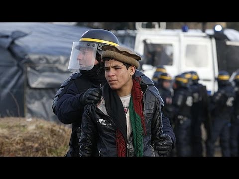 عملية إخلاء مخيم كاليه تتحول إلى مواجهات بين الشرطة والمتظاهرين