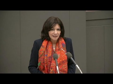 شاهد عمدة باريس تحث السياح اليابانيين على العودة لزيارة فرنسا