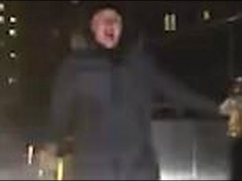 شاهد امرأة تطلق النار على شخص حاول تحطيم سيارتها