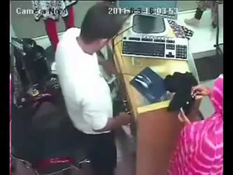 بالفيديو امرأة تسرق نقودًا من صاحب محل