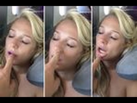 بالفيديو رجل يجعل زوجته أضحوكة على متن طائرة