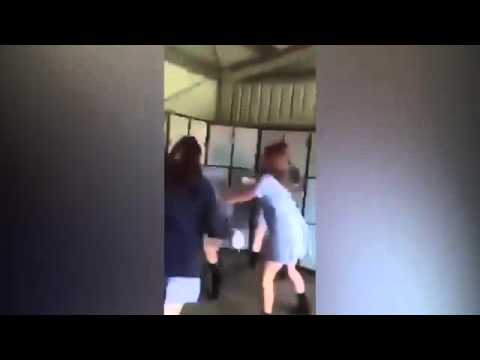 4 فتيات يلقنون زميلتهم «علقة ساخنة»