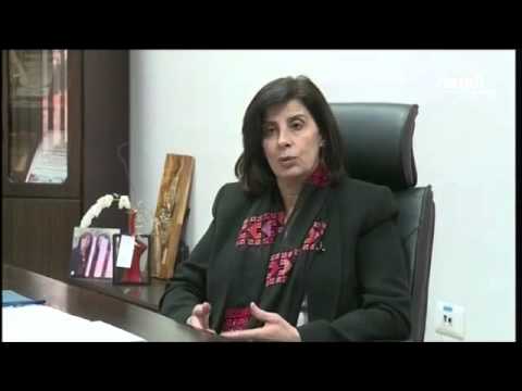 شاهد السيدة عنان الأتيرة أم لثلاثة أبناء وتدرس مع أصغرهم في الجامعة