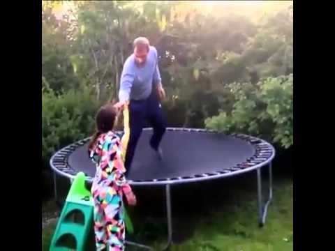 فيديو أب يتعرض لموقف محرج أمام ابنته