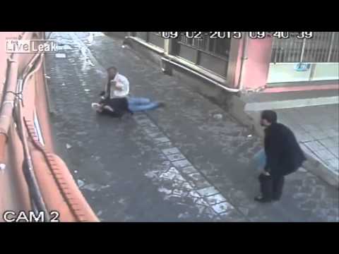 شاهد رجل يضرب زوجته بكل وحشية