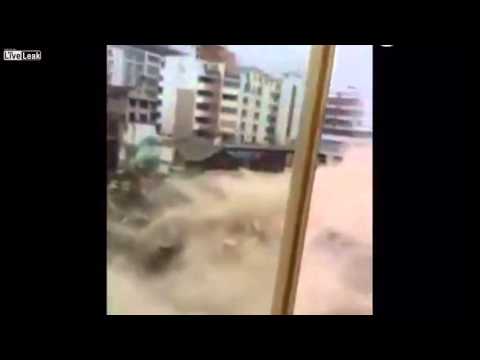 بالفيديو لحظة سقوط منزل فوق حفار