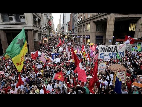 شاهد  أنصارالرئيسة ديلما روسيف يتظاهرون رفضا لإقالتها