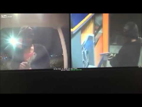 شاهد أميركية تطلق النار على صراف آلي لسرقته