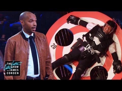 شاهد تييري هنري يعاقب مذيع على الهواء تحداه في تسديد الكرة